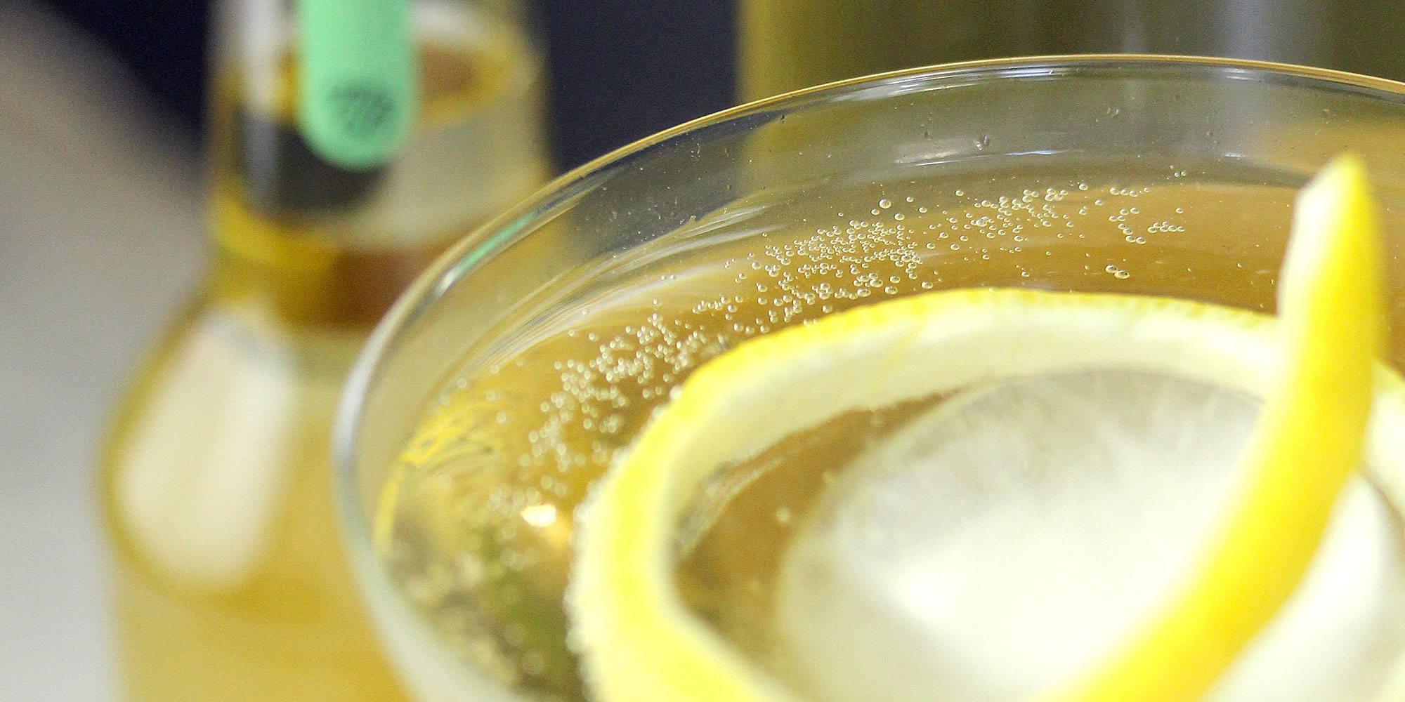 verre de jus de menthe citron avec zeste