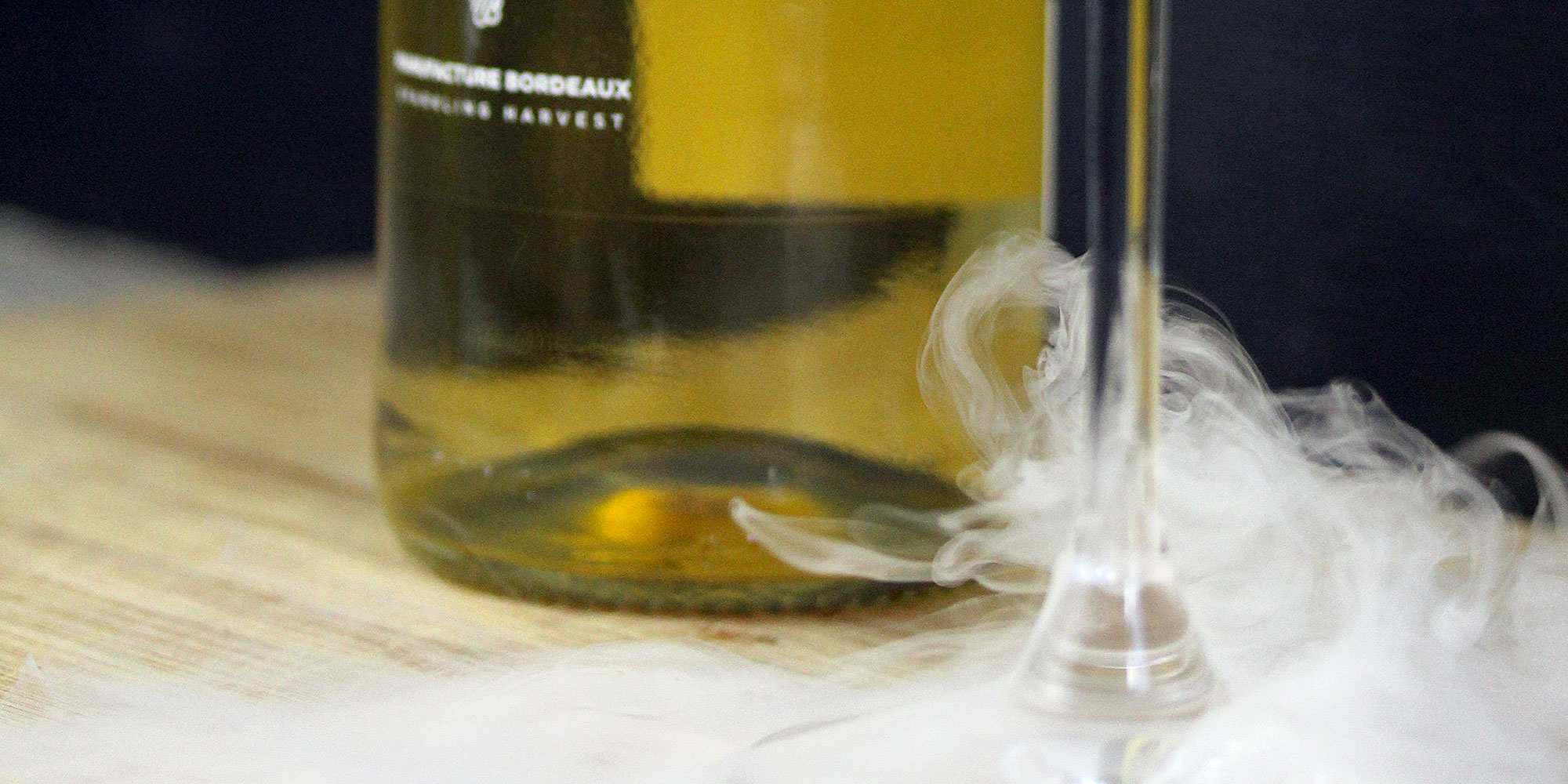 bouteille de jus de menthe citron avec vapeur