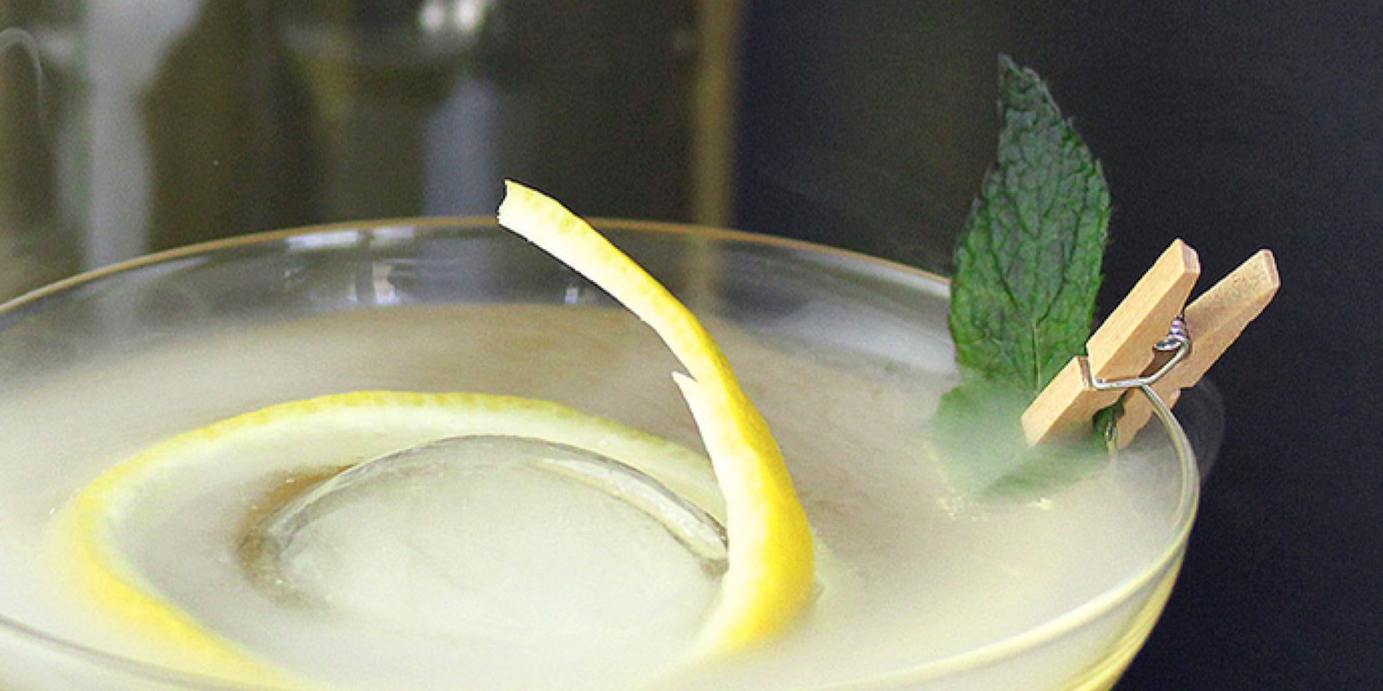 verre de jus de menthe citron avec zeste