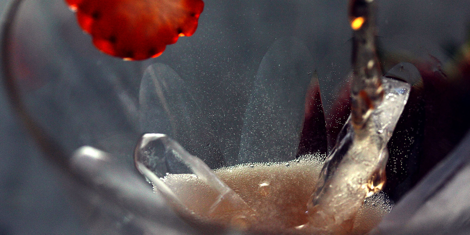 verse fraise dans verre