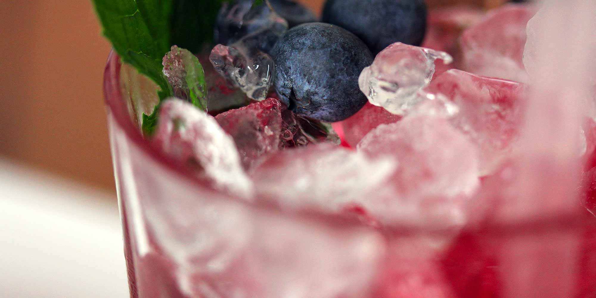 verre de jus de cassis frais