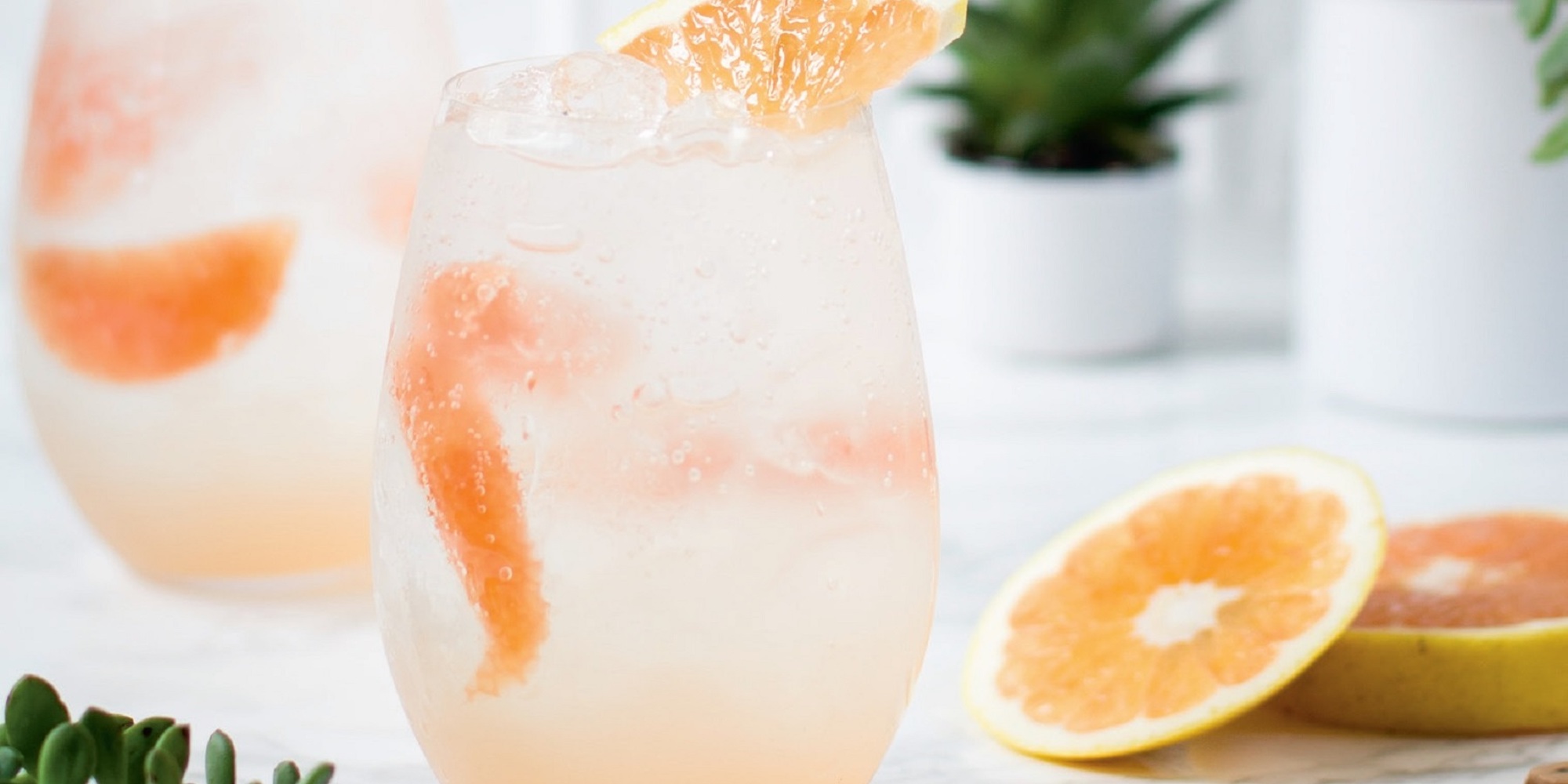 pêche coupée en deux et verre de jus de pêche glaçon