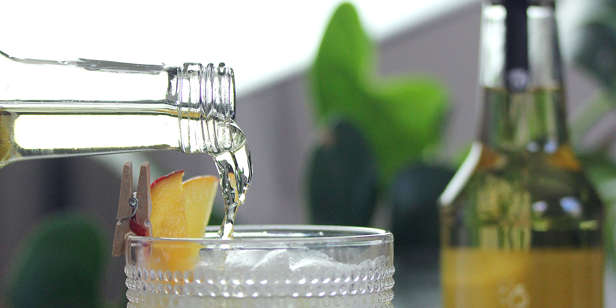 gros plan verre et bouteille de jus d'abricot thym