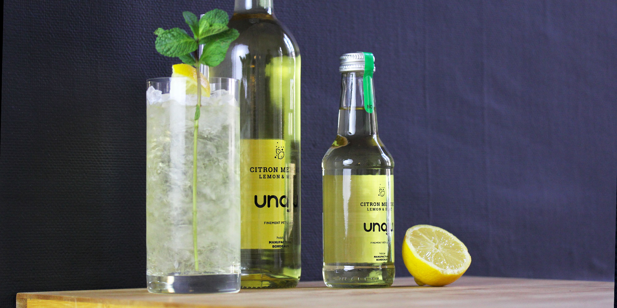 prespective verre et bouteille de jus menthe citron