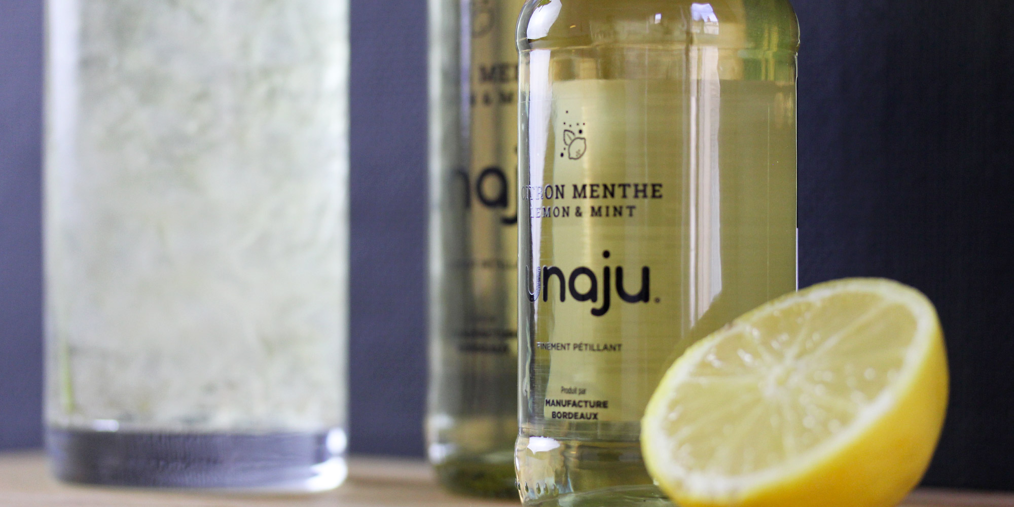 mise en place verre et bouteille de jus menthe