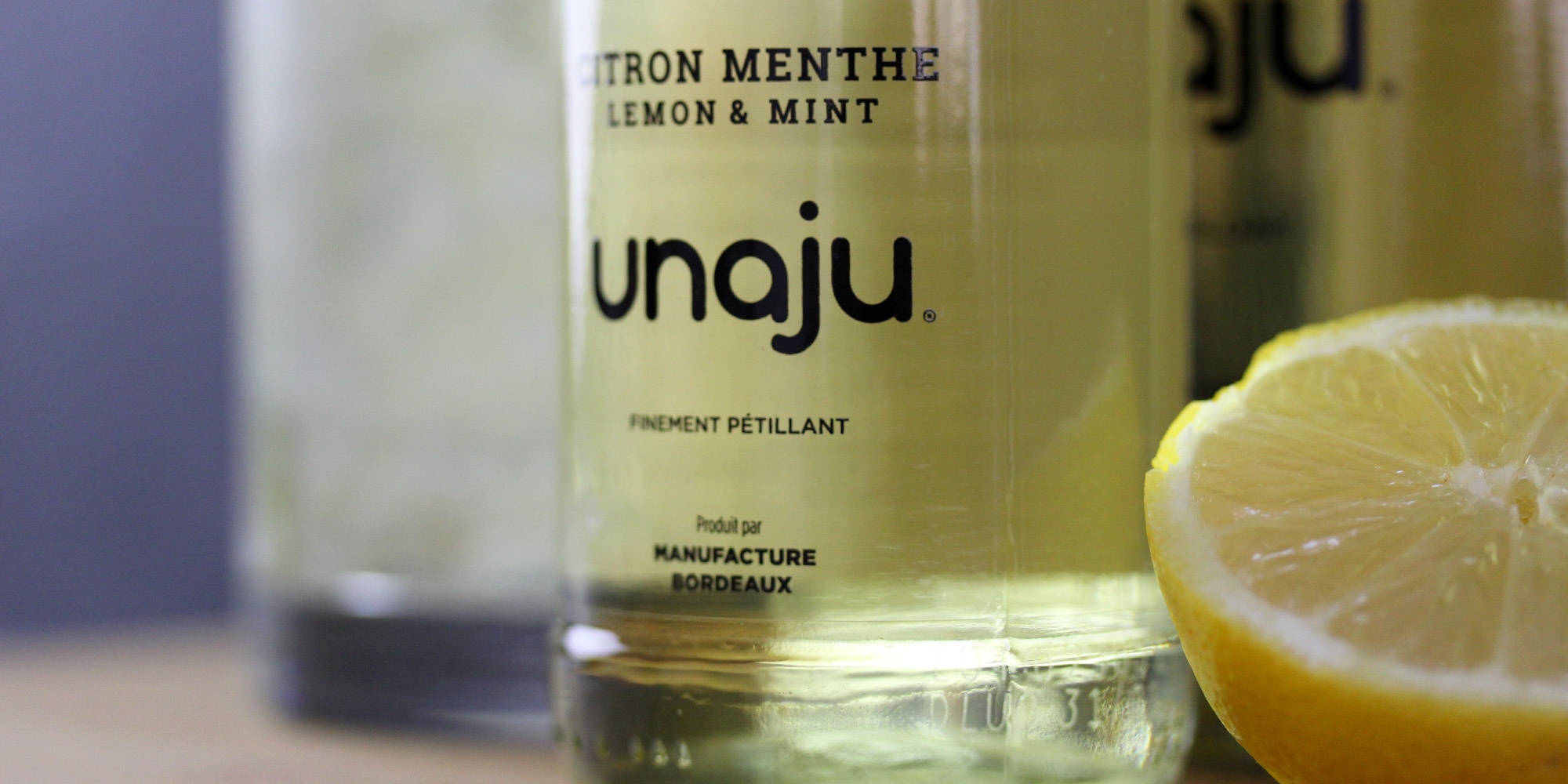 bouteille jus menthe citron allongée
