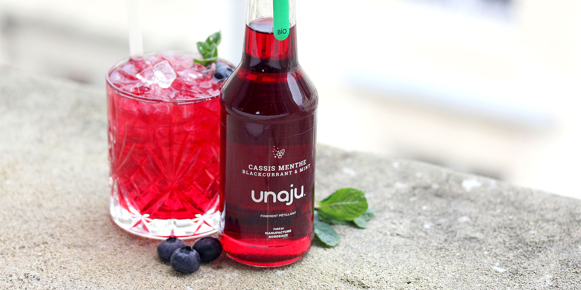 verre et bouteille de jus de cassis