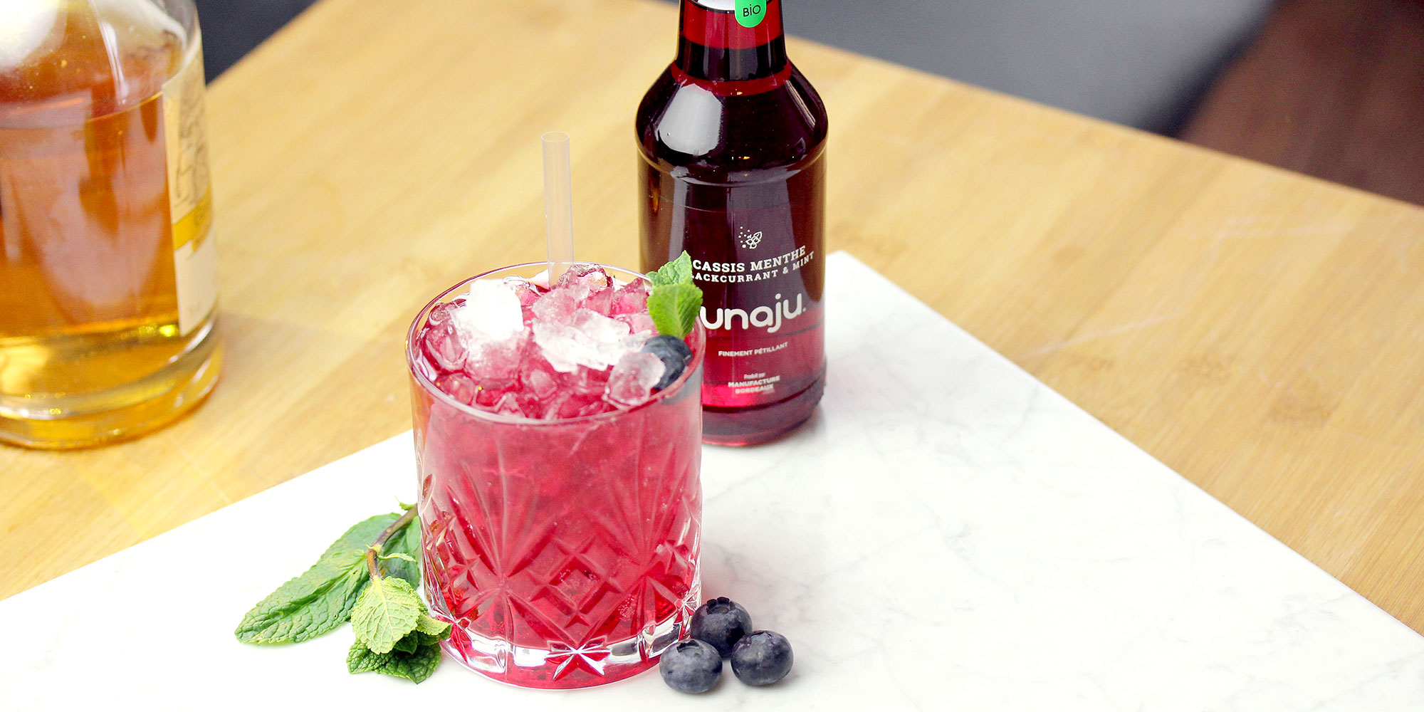 présentation verre et bouteille de jus de cassis