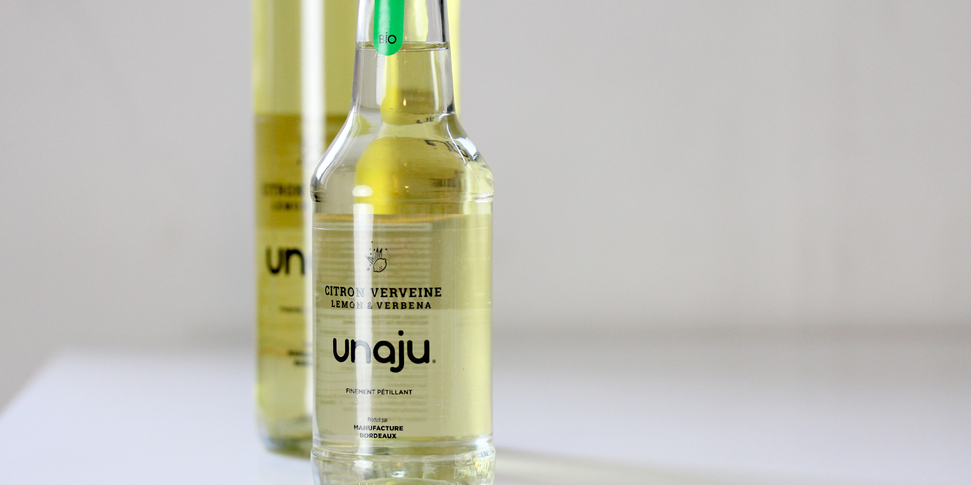 mise en place bouteilles verveine citron, verre, citron